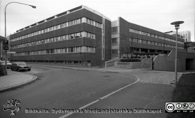 Öppenvårdcentralen (ÖVC) i Lund, 1983
Lasarettsfotograferna i Lund,  pärm  Sv/v Neg, 83:2. 147. 83. Öppenvårdcentralen (ÖVC) på Tullgatan i Lund, nära Stora Södergatan. Fasader mot öster och norr. Från negativ.
Nyckelord: Lasarettet;Lund;Universitetssjukhuset;USiL;_Öppenvårdscentralen;_ÖVC;Primärvård;_Ögon;_Öron