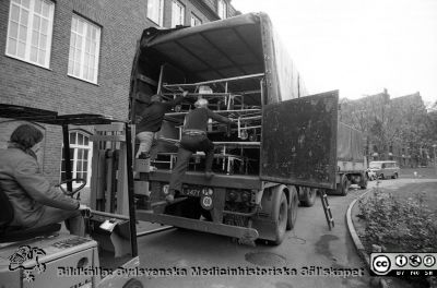 Polenhjälp 1983
Lasarettsfotograferna i Lund,  pärm  Sv/v Neg, 83:2. 147. 83. Begagnade men fortfarande fungerande sjukhussängar samlas in utanför 1918 års kvinnoklinik som flyttades till nya lokaler. Sängarna skickades som välkommen hjälp till Polen. Från negativ.
Nyckelord: Lasarettet;Lund;Universitetssjukhuset;USiL;Hjälp;Sändning;Utlandshjälp