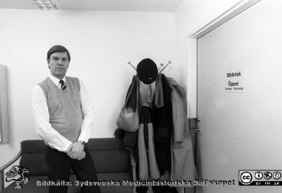 Säkerhetschef Lars Franke 1983
Lasarettsfotograferna i Lund,  pärm  Sv/v Neg, 83:2.145. 83. Lars Franke, vaktansvarig och säkerhetschef. Från negativ
Nyckelord: Lasarettet;Lund;Universitetssjukhuset;USiL;Administration;Chef;Vakt;Bevakning