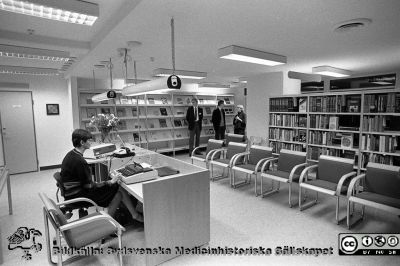 Sjukhusbiblioteket i Lund i väntan på besök av Drottning Silvia 1983
Lasarettsfotograferna i Lund,  pärm  Sv/v Neg, 83:2.A. 83-11-10. Forskningnes Dag 1983. Lasarettsbiblioteket. Mitt i bibliotekariens pulpet står en fjärrskrivmaskin, kopplad till ett då alldeles nytt datoriserat sök- och informationssystem för litteratur. Snart skall dirottning Silvia komma hit. Från negativ
Nyckelord: Lasarettet;Lund;Universitetssjukhuset;USiL;Forskningens Dag;Sjukhusbiblioteket