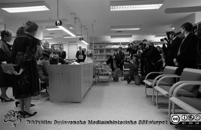 Drottning Silvia  besöker sjukhusbiblioteket i Lund i samband med Forskningens Dag 1983
Lasarettsfotograferna i Lund,  pärm  Sv/v Neg, 83:2. Drottning Silvia  besöker Lasarettet i Lund i samband med Forskningens Dag. Här är hon på sjukhusbiblioteket omgiven av administrativa chefer på sjukhuset (bl.a. professor Hans Rorsman) och uppvaktad av en skara fotografer. Foto 83-11-10. A17. Från foto.
Nyckelord: Lasarettet;Lund;Universitetssjukhuset;USiL;Silvia;Drottning;Fotografer;Sjukhusbiblioteket