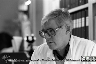 Måns Åkerman på patologisk/cytologiska kliniken
Lasarettsfotograferna i Lund,  pärm  Sv/v Negativ, 1985. 25/85. Klinikchefen, överläkare Måns Åkerman på patologisk/cytologiska kliniken. Från negativ
Nyckelord: Lasarettet;Lund;Universitetssjukhuset;USiL;Patologisk;Cytologisk;Klinik;Laboratorium