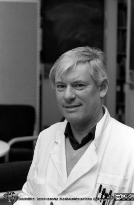 Måns Åkerman på patologisk/cytologiska kliniken
Lasarettsfotograferna i Lund,  pärm  Sv/v Negativ, 1985. 25/85. Klinikchefen, överläkare Måns Åkerman på patologisk/cytologiska kliniken. Från negativ
Nyckelord: Lasarettet;Lund;Universitetssjukhuset;USiL;Cytologisk;Klinik;Laboratorium