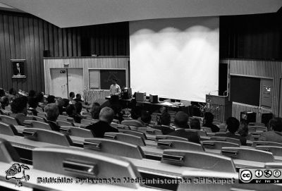 Demonstration av medicinsk utrustning i sjukhusets aula 1985
Lasarettsfotograferna i Lund,  pärm  Sv/v Negativ, 1985. Omärkt bild. Demonstration av medicinsk utrustning i sjukhusets aula. Från negativ
Nyckelord: Lasarettet;Lund;Universitetssjukhuset;USiL;Medicinsk;MTA;Teknisk;Teknik;Avdelning;Demonstration