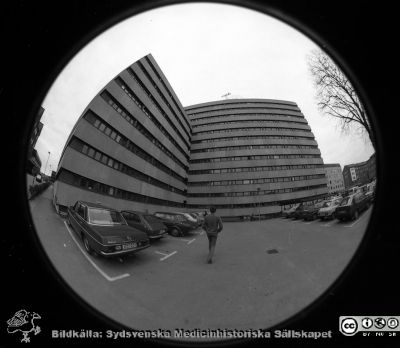 Centralblocket i Lund fotograferat med nytt objektiv
Lasarettsfotograferna i Lund,  pärm  Sv/v Negativ, 1985. 31/85. Centralblockt på Lasarettet i Lund provfotograferat med fotoavdelningens nya fina supervidvikelobjekti, typ "Fisheye". Vy av byggnadens sydöstra hörn, senare platsen för aktumottagningen. Till vänster anas kvinnoklinikens norrfasad. Till höger anas EA-blocket och psykiatriska kliniken, senare Wigerthuset. Från negativ
Nyckelord: Lasarettet;Lund;Universitetssjukhuset;USiL;Centralblocket