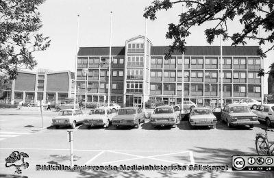 1960 års administrationsbyggnad, fasad mot söder, 1985
Lasarettsfotograferna i Lund,  pärm  Sv/v Negativ, 1985. 36. Administrationsbyggnaden färdig 1960, fasad mot söder. Från negativ
Nyckelord: Lasarettet;Lund;Universitetssjukhuset;USiL;Administration;Fasad;Söder