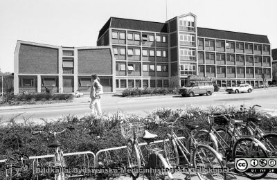 1960 års administrationsbyggnad, fasad mot söder 1985
Lasarettsfotograferna i Lund,  pärm  Sv/v Negativ, 1985. 36. Administrationsbyggnaden av år  1960 fasad mot söder. Från negativ.
Nyckelord: Lasarettet;Lund;Universitetssjukhuset;USiL;Administration;Fasad;Söder