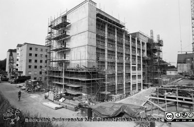 F-blocket på Lasarettet i Lund under byggnad 1985
Lasarettsfotograferna i Lund,  pärm  Sv/v Negativ, 1985. 38. 1985. F-blocket under byggnad, 6 juni 1985. Vy från nordost. Från negativ
Nyckelord: Lasarettet;Lund;Universitetssjukhuset;USiL;Laboratorier;F-Blocket