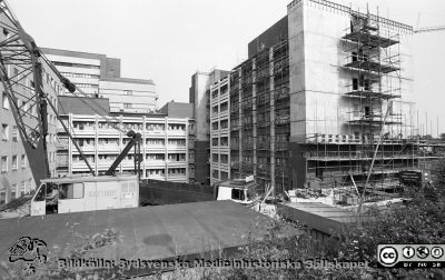 F-blocket på Lasarettet i Lund under byggnad 1985
Lasarettsfotograferna i Lund,  pärm  Sv/v Negativ, 1985. 38. 1985. F-blocket under byggnad, 6 juni 1985. Vy från öster. Från negativ
Nyckelord: Lasarettet;Lund;Universitetssjukhuset;USiL;Laboratorier;F-Blocket