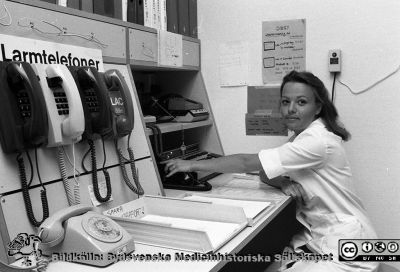 Akutmottagningn i Lund 1985
Lasarettsfotograferna i Lund,  pärm  Sv/v Negativ, 1985. 85/40:1. Interiör från akutmottagningens larmcentral, rimligen nyrenoverad. Från negativ
Nyckelord: Lasarettet;Lund;Universitetssjukhuset;USiL;Akutmottagningen;Renovering;Nyrenoverad;Larmcentral