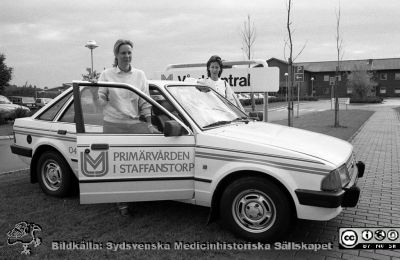 Primärvård i Staffanstorp 1985
Lasarettsfotograferna i Lund,  pärm  Sv/v Negativ, 1985. 85/46. Två unga kvinnor från primärvården (sköterskor? hemvårdare?) vid primärvårdens bil i Staffanstorp, parkerad utanför vårdscentralen i Staffanstorp. Från negativ
Nyckelord: Lasarettet;Lund;Universitetssjukhuset;USiL;Vårdcentral;Omvårdnad;Hemvård;Primärvård