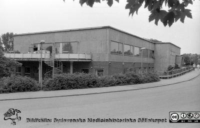 1960-63 års kök och personalmatsal från söder, 1985
Lasarettsfotograferna i Lund,  pärm  Sv/v Negativ, 1985. 85/47. Centralkök och personalmatsal från söder. Telefonväxlen och en verkstad  låg också i bottenvåningen. Där fanns på 1990-talet också AV-centralen. Från negativ
Nyckelord: Lasarettet;Lund;Universitetssjukhuset;USiL;Personalmatsal;Televäxel