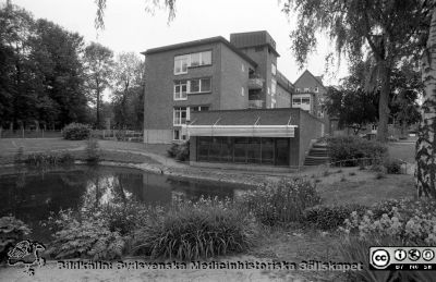 Ankdammen vid reumatologiska kliniken 1985
Lasarettsfotograferna i Lund,  pärm  Sv/v Negativ, 1985. 85/47. Reumatologiska klinikens fasader mot öster. Dammen vid reumatologiska kliniken. Från negativ
Nyckelord: Lasarettet;Lund;Universitetssjukhuset;USiL;Reumatologisk;Klinik;Ankdamm;Park