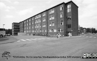 Radiolgoska / onkologiska kliniken 1985
Lasarettsfotograferna i Lund,  pärm  Sv/v Negativ, 1985. 85/48. Radiolgoska / onkologiska kliniken. Fasader mot söder coh ösdter. Från negativ.
Nyckelord: Lasarettet;Lund;Universitetssjukhuset;Radiologisk;Onkologisk;Klinik;Radioterapi