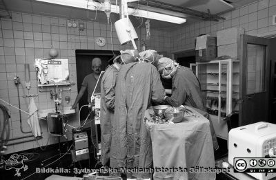 Operation på exerimentalkirurgiska avdelningen
Lasarettsfotograferna i Lund,  pärm  Sv/v Negativ, 1985. 85/52. Foto för thoraxkirurgen Jan Otto Solem. Djuroperation på exerimentalkirurgiska avdelningen. Från negativ
Nyckelord: Lasarettet;Lund;USiL;Universitetssjukhuset;Experimentell;Kirurgi;Djuroperation