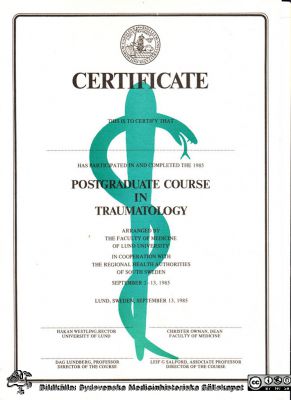 Certifikat utdelat till deltagarna i Salfords och Lundbergs internationella Postgraduate Course in Traumatology 1985
Deltagarna kom från hela världen, men särskilt många från Främre Orienten och Afrika, varifrån många kommmit för att få utbildning i Lund. Bild- och informationskälla: Leif Salford.
Nyckelord: Lasarettet;Lund;Universitetssjukhuset;USiL;Internationell;Traumatologi;Kirurgi;Kurs;Utbildning