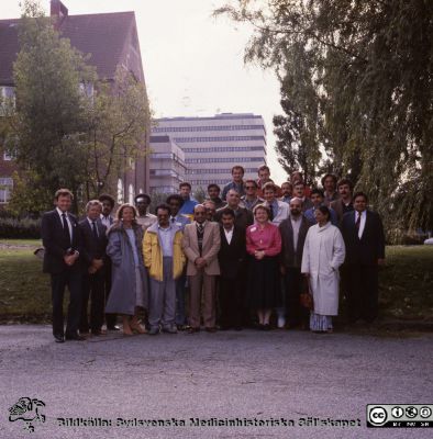 Traumatologisk kurs med internationella deltagare
Lasarettsfotograferna i Lund,  pärm  Sv/v Negativ, 1985. 85/68.  Neurokirurgen docent (senare professor) Leif Salford längst till vänster i främsta ledet, liksom anestesiologen professor Dag Lundberg. Från negativ
Nyckelord: Lasarettet;Lund;Universitetssjukhuset;USiL;Traumatologisk;Inteernationell;Kurs;Utbildning