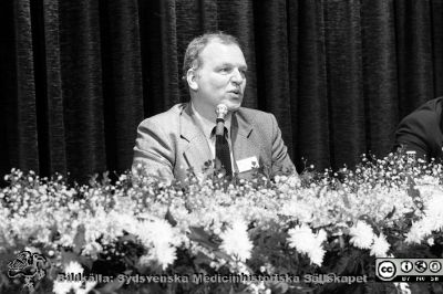 Professor Bo Nilsson i panelen på Forskningens Dag 1985
Lasarettsfotograferna i Lund,  pärm  Sv/v Negativ, 1985. 3. 81/85. Forskningens dag, "Höften från vaggan tillgraven". Professor Bo Nilsson i paneldiskussionen. Från negativ.
Nyckelord: Lasarettet;Lund;Universitetssjukhuset;USiL;Forskningens Dag;Ortopedi;Höftleder;Symposium;Konferens;Möte