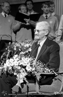 Jens Skou, Fernströmspristagare 1985
Lasarettsfotograferna i Lund,  pärm  Sv/v Negativ, 1985. 5. 83/85. Forskningens dag.Studentsångarna hyllar årets mottagare av Fernströms Nordiska Pris, Jens Skou. Från negativ
Nyckelord: Lasarettet;Lund;Universitetssjukhuset;USiL;Forskningens Dag;Ortopedi;Höftleder;Symposium;Konferens;Möte;Fernström;Pristagare