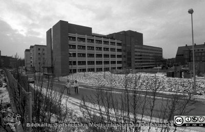 F-blocket under byggnad
Lasarettsfotograferna i Lund,  pärm  Sv/v Negativ, 1985. 88/1985. 85-11-20. Fasader mot norr och öster. Från negativ.
Nyckelord: Lasarettet;Lund;Universitetssjukhuset;USiL;Laboratoier