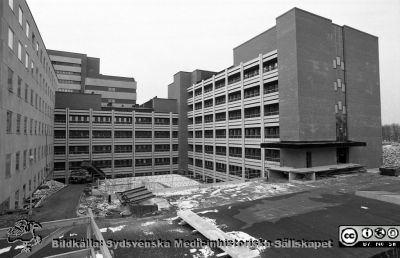 F-blocket, nästan färdigt, 1985
Lasarettsfotograferna i Lund,  pärm  Sv/v Negativ, 1985. 88/1985. J85-11-20. Fasader mot BMC. Från negativ
Nyckelord: Lasarettet;Lund;Universitetssjukhuset;USiL;Laboratoier