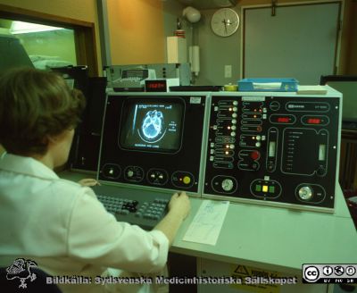 Manöverbord till datortomograf EMI system CT 1010, 1985
Lasarettsfotograferna i Lund,  pärm  Sv/v Negativ, 1985. Omärkt bild. Från positiv
Nyckelord: Lasarettet;Lund;Universitetssjukhuset;USiL;Rtg;Röntgen;Diagnostisk;Radiologi;Datortomograf;Manöverbord