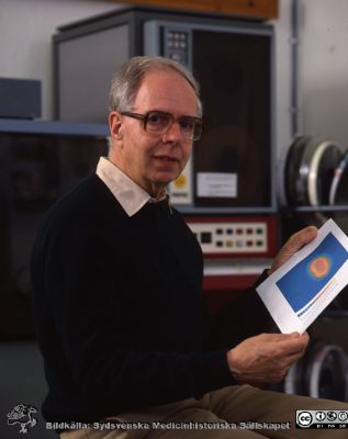 Professor Hellmuth Hert<
Lasarettsfotograferna i Lund,  pärm  Sv/v Negativ, 1985. Omärkt bild. Professor Helmuth Hertz, Lunds Tekniska Högskola. Utvecklade kliniskt ultdraljud. Konstruerade också en bläckstråleskrivare för färgbilder. Från positiv
Nyckelord: Lasarettet;Lund;Universitetssjukhuset;USiL;Medicinsk;Teknik;Ultraljud;Kliniskt