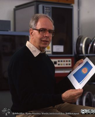 Professor Hellmuth Hert<
Lasarettsfotograferna i Lund,  pärm  Sv/v Negativ, 1985. Omärkt bild. Professor Helmuth Hertz, Lunds Tekniska Högskola. Utvecklade kliniskt ultdraljud. Konstruerade också en bläckstråleskrivare för färgbilder. Från positiv
Nyckelord: Lasarettet;Lund;Universitetssjukhuset;USiL;Medicinsk;Teknik;Ultraljud;Kliniskt