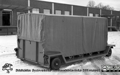 Vagn för mattruckar vid det nya centralköket, 1960
Lasarettsfotograferna i Lund,  pärm,  96+97 (?). 21/60. Kanske reprofoto. Från negativ
Nyckelord: Lasarettet;Lund;Universitetssjukhuset;USiL;Centralkök;Transport;Vagnar