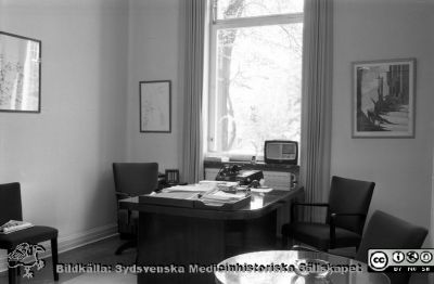 Sjukhusdirektörens kontor, senast 1960
Lasarettsfotograferna i Lund,  pärm,  96+97 (?). 14. Gamla kontoret på Södra Lasarettsområdet. Sjukhusdirektörens kontor. Foto senast 1960, då nya administrationsbyggnaden stod klar. Från negativ.
Nyckelord: Lasarettet;Lund;Universitetssjukhuset;USiL;Administration;Kontor;Direktör