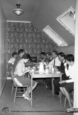 Lunch- och pausum på administrationsbyggnaden vid Allhelgona Kyrkogata
Reprofoto av bild SMHS251_000_01. Kaffepaus på administrationen vid Lasarettet i Lund 1960. Påskrift på den bilden: "Bengt Lundquist, Lennart Pihlquist, Erik Nilsson, Anders Åhlin, Ulla Larsson". Namnen gäller för den högra radens personer. Foto 1960, rimligen inför administrationens flytt till norra lasarettsområdet bara något senare.
Nyckelord: Lasarettet;Lund;Universitetssjukhuset;USiL;Administration;Kontor;Paus;Pausrum;Lunchrum