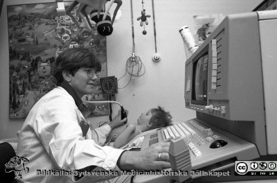 Överläkare Katarina Hanséus på barnkardiologen i Lund. 
Lasarettsfotograferna i Lund.  Blandade negativ, omärkta år 1988-1995 (lösa negativhållare). Omärkt bild. Okänt årtal. Katarina Hanséus gör en ultraljudsundersökning på barnkardiologen i Lund. Från negativ.
Nyckelord: Lasarettet;Lund;Universitetssjukhuset;USiL;Ultraljud;Undersökning;Barnkardiologisk;Barnklinik;BUS