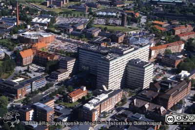 Flygfoto av Lasarettet i Lund från sydväst i slutet på 1990-talet
Lasarettsfotograferna i Lund.  Blandade negativ, omärkta år 1988-1995 (lösa negativhållare). Flygfoto av Lasarettet i Lund från söder i slutet på 1990-talet. Parkeringshuset Ovalen vid gamla folkskoleseminariet är under byggnad. Wallenberg Neurocentrum har byggts (byggstart 1994), men ännu inte resten av BMC, helikopterplattan eller BUS. Parkeringshuset Ovalen är under byggnad. Jfr bildfil SMHS15579. Från negativ.
Nyckelord: Lasarettet;Lund;Universitetssjukhuset;USiL;Flygfoto;Centralblocket