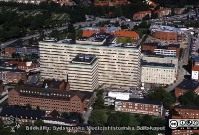 Flygfoto av Lasarettet i Lund från söder, slutet på 1990-talet
Lasarettsfotograferna i Lund.  Blandade negativ, omärkta år 1988-1995 (lösa negativhållare). Flygfoto av Lasarettet i Lund från söder. Foto  i slutet på 1990-talet. Parkeringshuset vid gamla folkskoleseminariet är under byggnad. Wallenberg Neurocentrum har byggts (byggstart 1994), men ännu inte resten av BMC, helikopterplattan eller BUS. Parkeringshuset Ovalen är under byggnad. Jfr bildfil SMHS15579. Från negativ.
Nyckelord: Lasarettet;Lund;Universitetssjukhuset;USiL