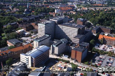 Flygfoto av Lasarettet i Lund från nordöst i slutet på 1990-talet
Lasarettsfotograferna i Lund.  Blandade negativ, omärkta år 1988-1995 (lösa negativhållare). Flygfoto av Lasarettet i Lund från öster. Foto i slutet på 1990-talet. Wallenberg Neurocentrum har byggts (byggstart 1994), men ännu inte resten av BMC, helikopterplattan eller BUS. Från negativ.
Nyckelord: Lasarettet;Lund;Universitetssjukhuset;USiL;Centralblocket