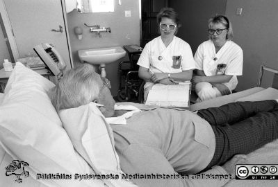 Två sköterskor vid en patient på ett patientrum på neurologiska kliniken 1988-12-15
Lasarettsfotograferna i Lund.  Blandade negativ, omärkta år 1988-1995 (lösa negativhållare). Två sköterskor vid en patient på ett patientrum på neurologiska kliniken 1988-12-15. Från negativ.
Nyckelord: Lasarettet;Lund;Universitetssjukhuset;USiL;Neurlogiska;Kliniken;Patientrum
