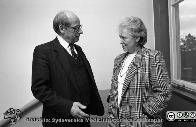 Direktionens ordförande advokat Fredrik Swartling (m) och sjukhusdirektören Ulla Leissner
Lasarettsfotograferna i Lund.  Blandade negativ, omärkta år 1988-1995 (lösa negativhållare). 1988_12-07. Från negativ.
Nyckelord: Lasarettet;Lund;Universitetssjukhuset;USiL;Direktion;Administration;Sjukhuschef;Sjukhusdirektör