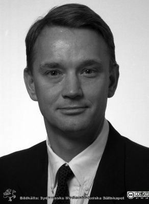 Måns Magnusson, öronkliniken
Lasarettsfotograferna i Lund.  Blandade negativ, omärkta år 1988-1995 (lösa negativhållare).94-11-02. Docent (sedermera professor) Måns Magnusson, öronkliniken. Från negativ.
Nyckelord: Lasarettet;Lund;Universitetssjukhuset;USiL;_Öronkliniken;_ÖNH;_Öron-näs-halskliniken