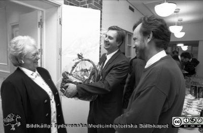 Sjukhusdirektör Ulla Leissner avtackas 94-09-30 
Blandade negativ, omärkta år 1988-1995 (lösa bilder). Sjukhusdirektör Ulla Leissner avtackas 94-09-30 med uppvaktning från försörjningsavdelningen av dess chef Magnus Lundin med present och Nils Topphem. Från negativ.
Nyckelord: Lund;Lasarettet;Universitetssjukhuset;USiL;Administration;Direktör;Sjukhuschef;Avtackning