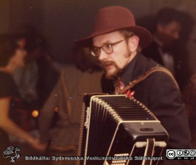 Kostymfest med avdelningen för klinisk fysiologi
Sjukhusingenjör Kaj Jönsson på avdelningen för Klinisk Fysiologi i Lund. Foto på en fest c:a 1979 på Locus Medicus. Ur undersköterskan Gunhild v(f. 1913-01-30) efterlämnade fotoalbum, överlämnat 2010 till SMHS.
Nyckelord: Lasarettet;Lund;Klinisk;Fysiologi;Avdelning;Personalfest