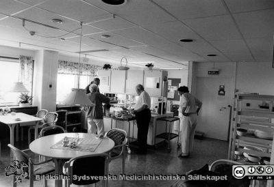 Modellprojektet "Vårdavdelning 2000"
Detta var en modellavdelning inför 2000-talets renoveringar av avdelningar i Blocket i Lund, utformad 1988 - 1990 under ledning av Elwy Ekman. Foto 1988-1990. Serveringskök och matsal. Från originalfoto
Nyckelord: Lasarettet;Lund;Universitetssjukhuset;USiL;Matsal;Vårdavdelning 2000;Serveringskök