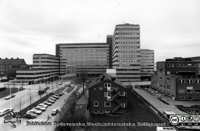 Centralblocket på Lasarettet i Lund i slutet på 1980-talet
Foto från övre delen av dåvarande barnkliniken, senare Alwallhuset. Centraltandpolikliniken närmast kameran, Radiologiska / onkologiska kliniken och Radiofysiska Institutionen till höger i bild.
Nyckelord: Lasarettet;Lund;Universitetssjukhuset;USiL;Centralblocket;Centraltandpolikliniken;Onkologiska;Radiologiska;Kliniken