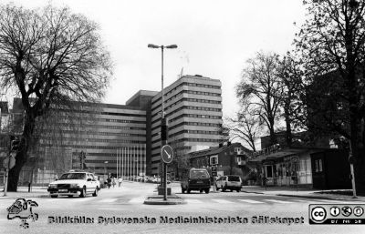 Centralblocket på Lasaretteet i Lund i slutet på 1980-talet
Foto från huvudentrén vid Getingevägen. Portvaktshuset närmast kameran till höger och centraltandpolikliniken längre bort. Satellitantennerna sitter kvar på centralblockets tak. De togs ned i mitten på 1990-talet.
Nyckelord: Lasarettet;Lund;USiL;Universitetssjukhuset;Centralblocket;Centraltandpolikliniken;Portvakt
