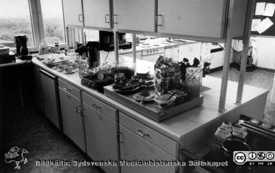 Modellprojektet "Vårdavdelning 2000"
Köks- och serveringsutrymme på "Vårdavdelning 2000", en modellavdelning för 2000-talets kommande ombyggda avdelningar i Blocket i Lund, utformad 1988 - 1990 under ledning av Elwy Ekman.
Nyckelord: Lasarettet;Lund;Universitetssjukhuset;USiL;Vårdavdelning 2000;Kafferum;Kök
