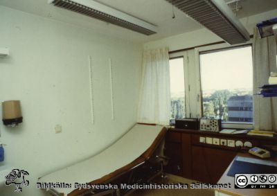 Modellprojektet "Vårdavdelning 2000"
En läkararexpedition. "Vårdavdelning 2000" var en modellavdelning för 2000-talets kommande ombyggnader i Blocket i Lund, utformad 1988 - 1990 under ledning av Elwy Ekman. Foto 1988-1990. 
Nyckelord: Lasarettet;Lund;Universitetssjukhuset;USiL;Vårdavdelning 2000;Läkarexpedition