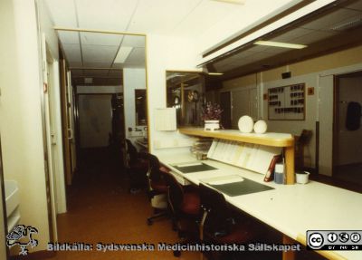 Modellprojektet "Vårdavdelning 2000"
Receptionsdisken på "Vårdavdelning 2000". Den särskilda låga delen tänkt för rullstolspatienter ligger till höger utanför bilden. Vårdavdelning 2000 var en modellavdelning för utvecklingen av 2000-talets avdelningar i Blocket i Lund, utformad 1988 - 1990 under ledning av Elwy Ekman.
Nyckelord: Lasarettet;Lund;Universitetssjukhuset;USiL;Reception;Vårdavdelning 2000