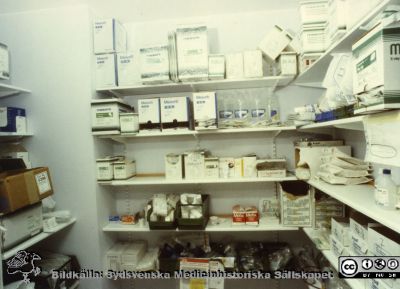 Modellprojektet "Vårdavdelning 2000"
Detta var en modellavdelning inför 2000-talets renoveringar av avdelningar i Blocket i Lund, utformad 1988 - 1990 under ledning av Elwy Ekman. Foto 1988-1990. Sterilförråd.
Nyckelord: Lasarettet;Lund;Universitetssjukhuset;USiL;Vårdavdelning 2000;Sterilförråd