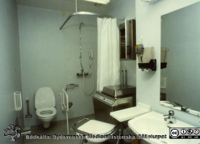 Modellprojektet "Vårdavdelning 2000"
Detta var en modellavdelning inför 2000-talets renoveringar av avdelningar i Blocket i Lund, utformad 1988 - 1990 under ledning av Elwy Ekman. Foto 1988-1990. Toalettrum till vårdrum 1 med dusch och Spolo (bäckendiskmaskin). Från originalfoto
Nyckelord: Lasarettet;Lund;Universitetssjukhuset;USiL;Vårdavdelning 2000;Toalett;Dusch;Spolo;Diskmaskin