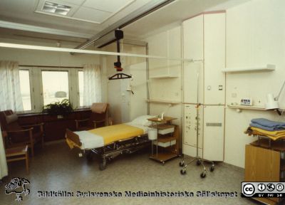 Modellprojektet "Vårdavdelning 2000"
Detta var en modellavdelning inför 2000-talets renoveringar av avdelningar i Blocket i Lund, utformad 1988 - 1990 under ledning av Elwy Ekman. Foto 1988-1990. Vårdrum 2 för 2 bäddar. Notera patientlyften i en travers i taket. Från originalfoto
Nyckelord: Lasarettet;Lund;Universitetssjukhuset;USiL;Vårdavdelning 2000;Vårdrum;Patientlyft;Travers