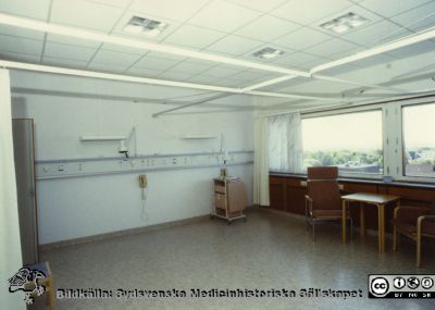 Modellprojektet "Vårdavdelning 2000"
Detta var en modellavdelning inför 2000-talets renoveringar av avdelningar i Blocket i Lund, utformad 1988 - 1990 under ledning av Elwy Ekman. Foto 1988-1990. Vårdrum 3, för 4 bäddar, ej på plats när bilden togs. Från originalfoto
Nyckelord: Lasarettet;Lund;Universitetssjukhuset;USiL;Vårdavdelning 2000;Vårdrum